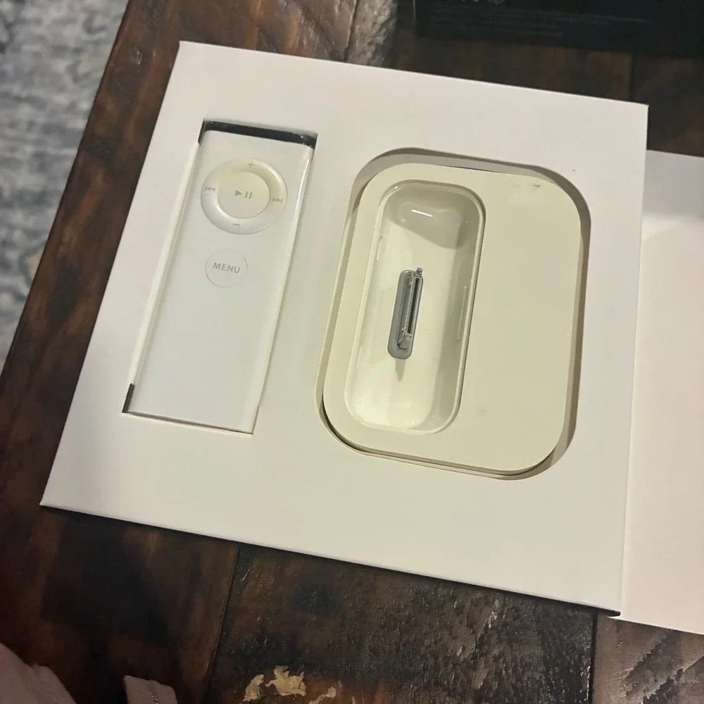 Apple White Universal Dock MB125G/C with Remote and 5 Adapters OS